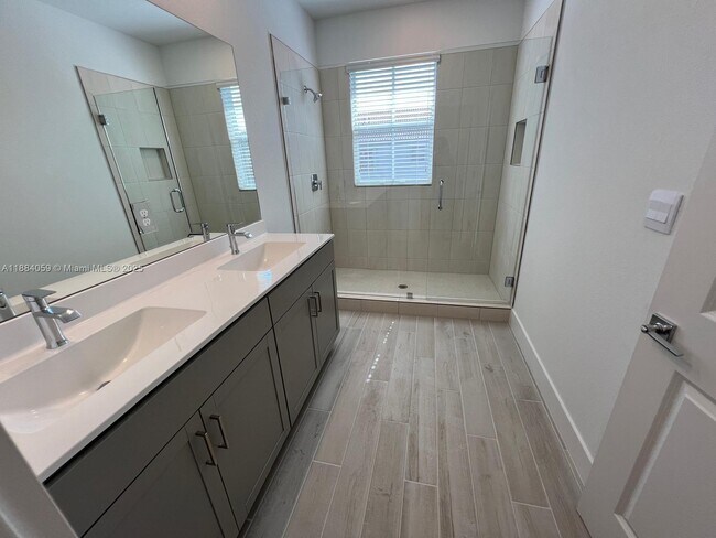Building Photo - 109 SW 170th Ave