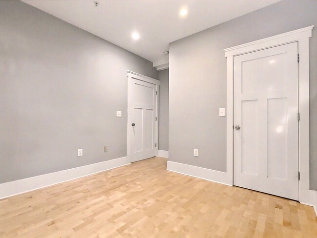 Building Photo - AVAILABLE NOW! Modern Capitol Hill 2 Bedroom Apartment, W/S/G Utilities Included!