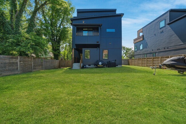 Building Photo - Luxury Nashville Retreat with Skyline & River Views | 4BR + Rooftop Entertainment Loft