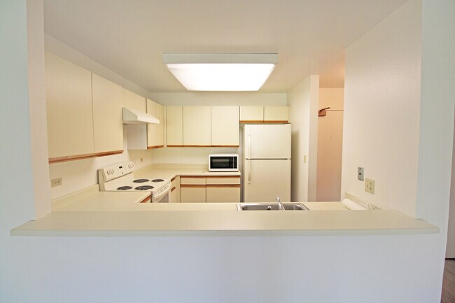 Building Photo - Spacious Adam's Point Condo Available NOW!