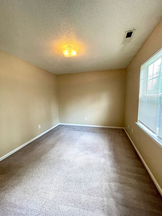 Building Photo - Minutes to Camp Lejeune! Pets with Owner Approval!