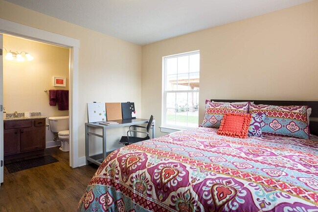 Bedroom and Full Bath - 4923 Allen Park Dr