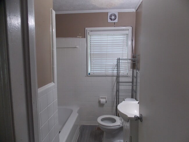 Building Photo - 215 Hillside Cir