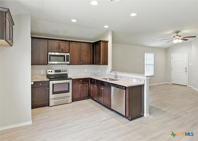 Building Photo - 737 Peak Pl