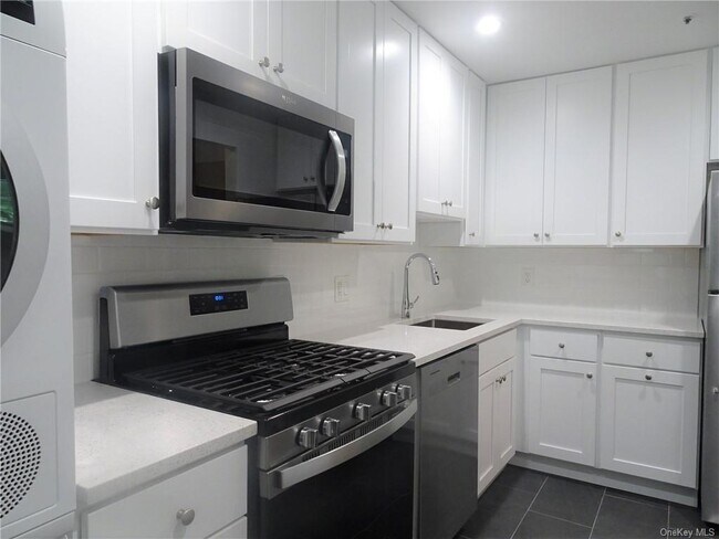 Building Photo - 300 Livingston Ave