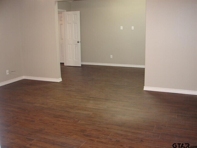 Building Photo - 423 Top Hill Dr