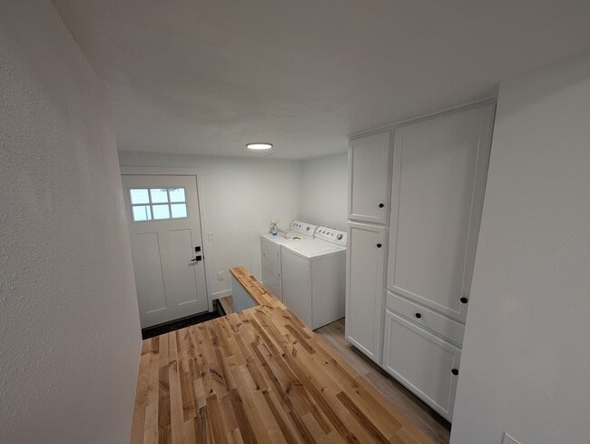 Building Photo - Gorgeous 3 Bed 2 Bath Orchards House with Shop