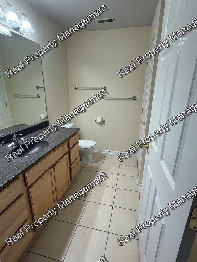 Building Photo - 2 Bedroom Condo