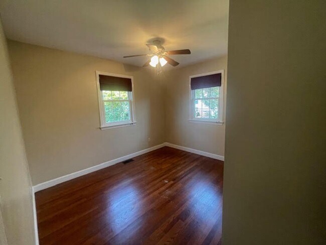 Building Photo - Three Bed Room Two Bath Single-Family Home