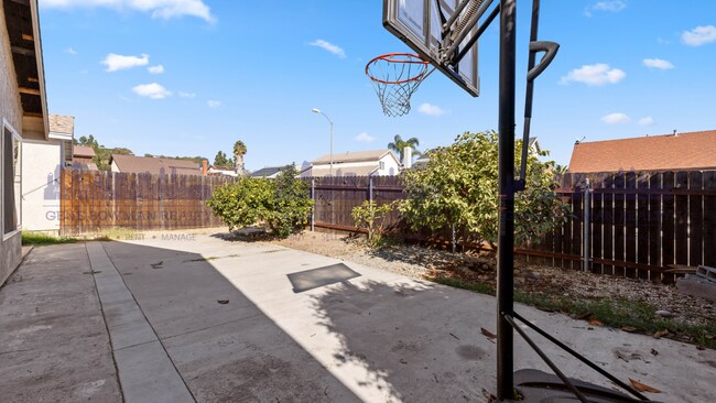 Building Photo - Beautiful 3 Bedroom / 2 Bathroom Home with Yard & 2-Car Garage – Conveniently Located in Paradise...