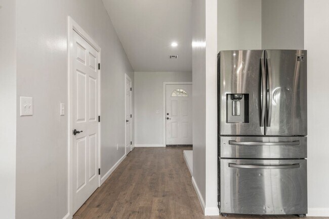 Building Photo - Modern Comfort on 1 Acre in Coweta – Available Now!