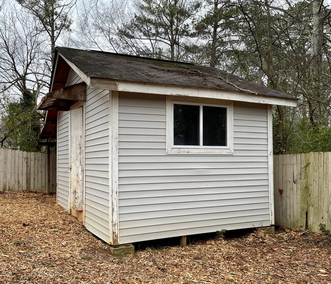 Building Photo - Updated 2 Bed/1 Bath Brick Ranch