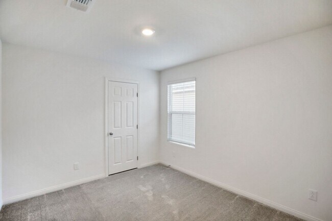 Building Photo - INSPIRADA BEAUTY WITH BED AND FULL BATH ON 1ST FLOOR