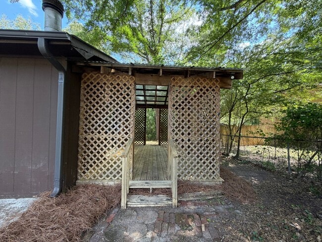Building Photo - Nice 3/1.5 House in Silver Creek- $1,295