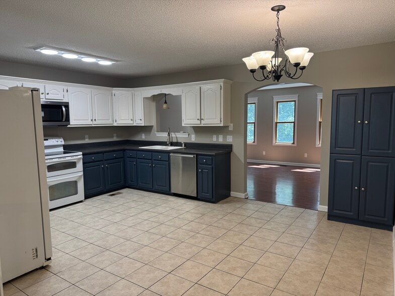 Kitchen - 394 Leona Dr