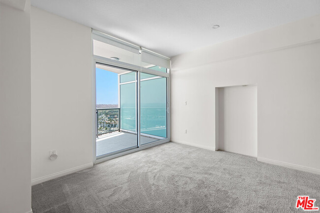 Building Photo - 13600 Marina Pointe Dr