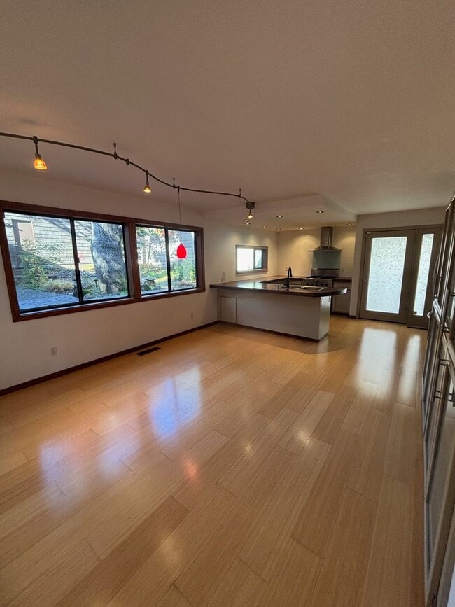 Building Photo - Large 2 bedroom 2.5 bathroom Bennett Valley Home with community pool and views