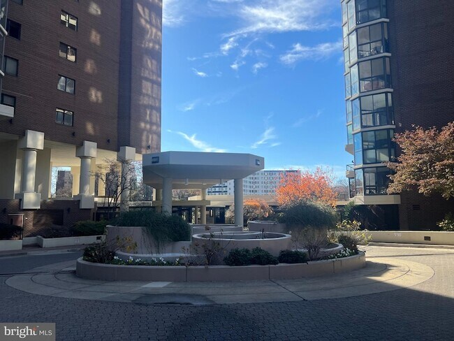 Building Photo - 1600 N Oak St