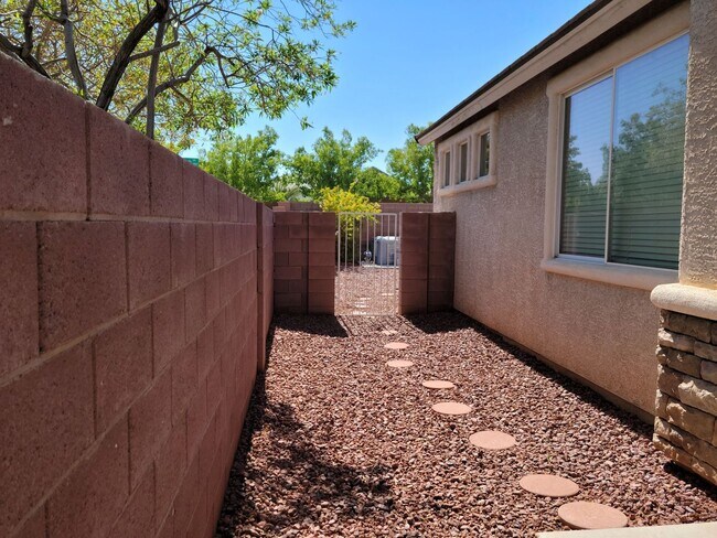 Building Photo - Downtown Summerlin Beauty