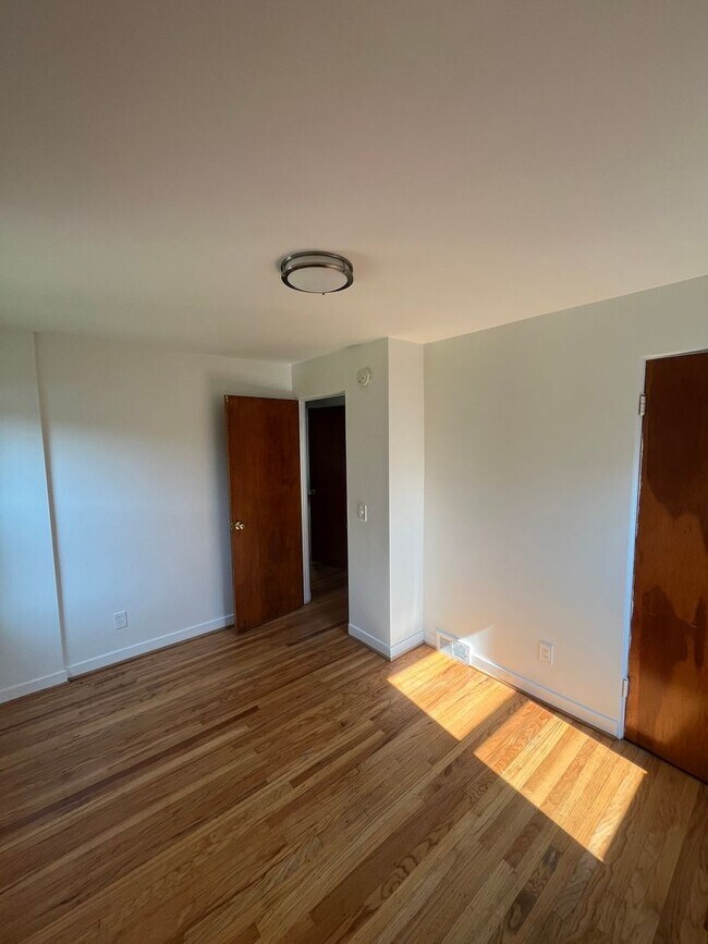 Building Photo - 3 Bed Single Family Home Available - Close to Rochester General