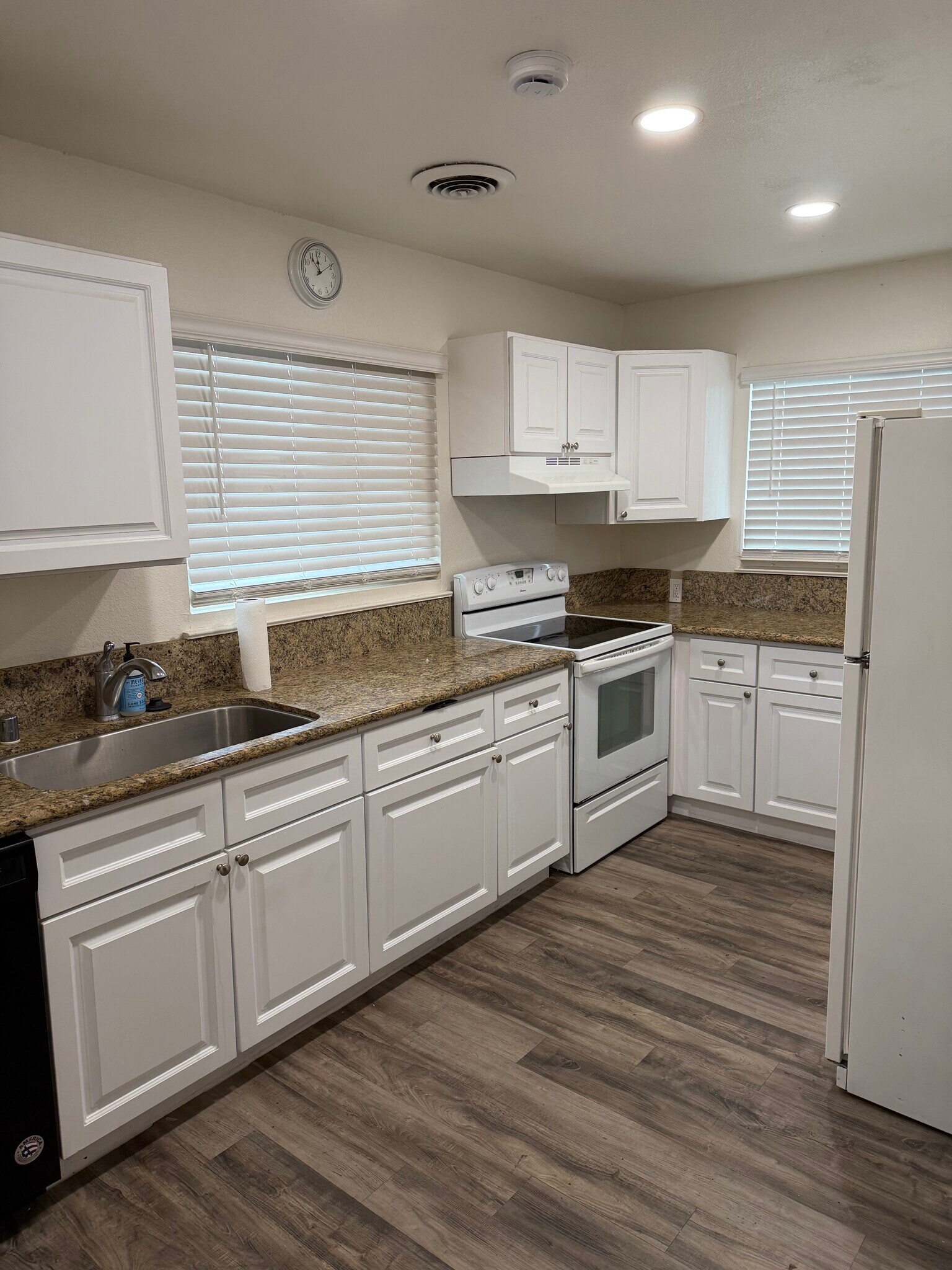 Kitchen - 4807 El Camino Ave