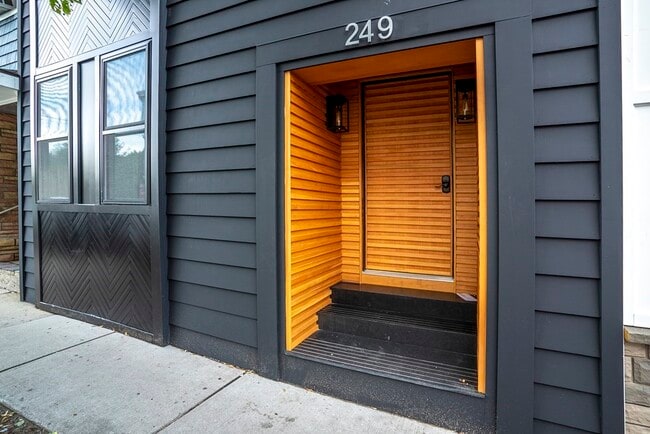 Building Photo - 249 Marion St