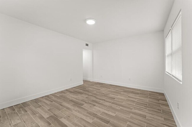 Building Photo - 606 S 13th St
