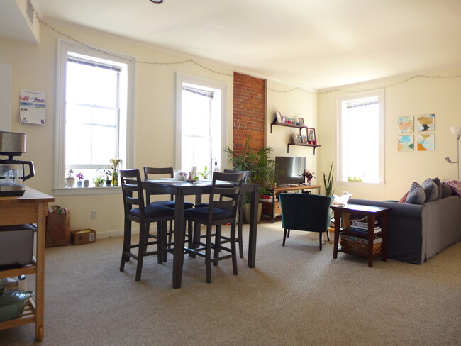 Primary Photo - 52 Davis Ave