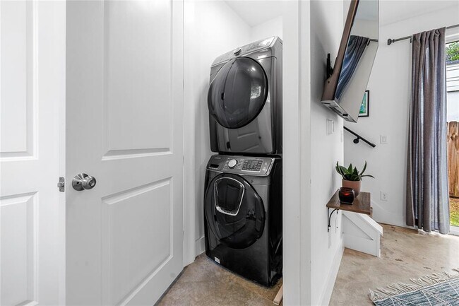 Building Photo - 408 W 55th St