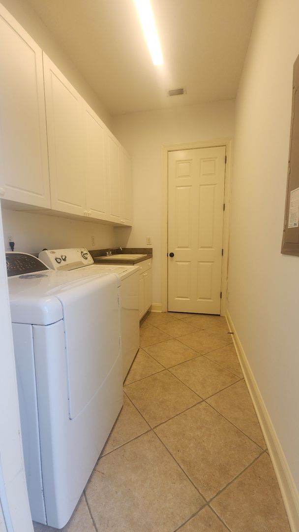 Building Photo - Huge 3 Bed 2.5 bath Home in Palencia- Main Bedroom downstairs plus Upstairs Efficiency