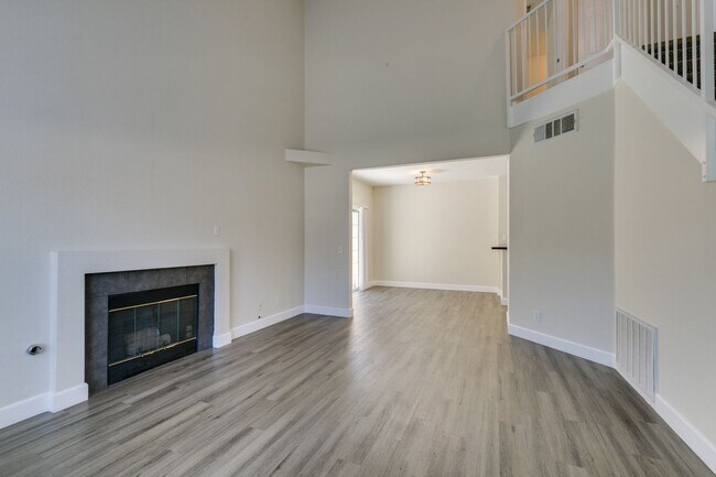 Building Photo - Modern 2-Bedroom Green Valley Townhome