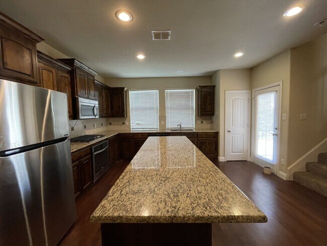 Building Photo - 2650 Venice Dr