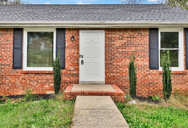 Building Photo - Move-in Special!! 3 Bedroom and 2 Bathroom with Finished Basement near Fort Campbell