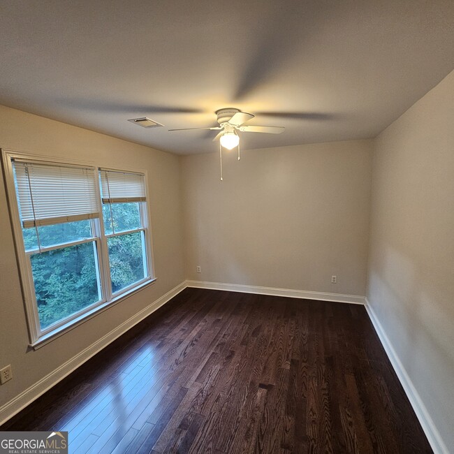Building Photo - 6141 Long Shore Dr