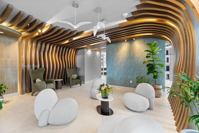 Building Photo - 700 NE 24th St