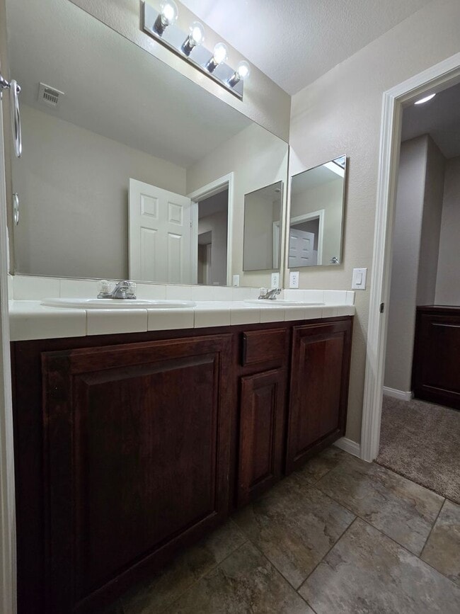 Building Photo - 4 BED, 2 1/2 BATH, 2 STORY HOME!!
