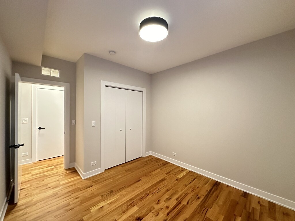 Building Photo - 643 W Wrightwood Ave