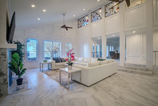 Building Photo - 8402 Columbia Dr