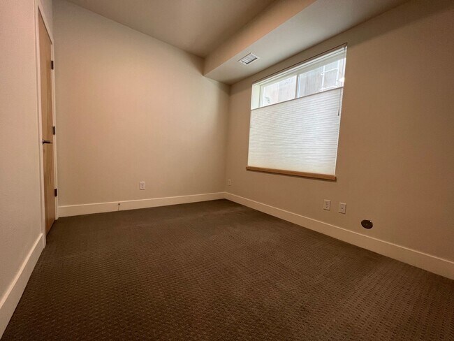 Building Photo - Modern 3B/4B Condo- Available June 10th