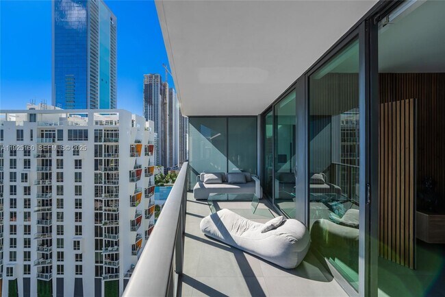 Building Photo - 460 NE 28th St