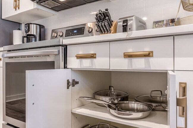 Building Photo - 525 Parkway Dr NE