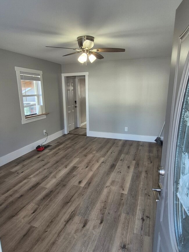 Building Photo - 509 Swan St