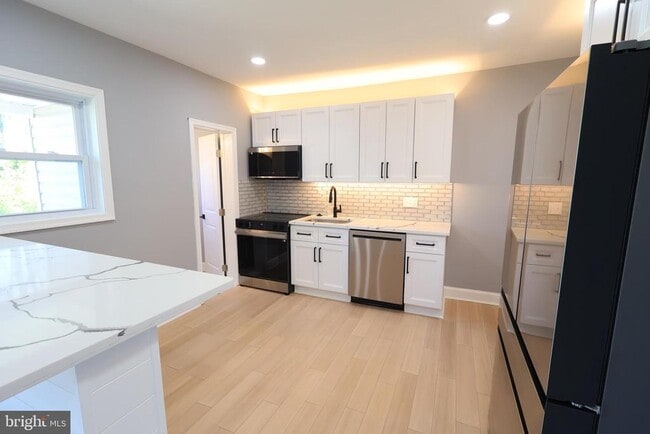 Building Photo - 5110 Kenwood Ave