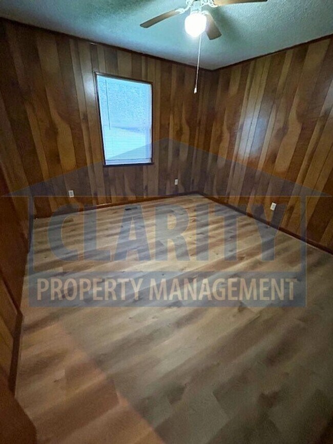 Building Photo - Spacious three bedroom home