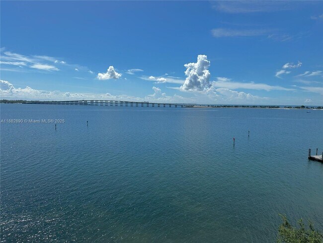 Building Photo - 1541 Brickell Ave