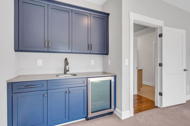 Building Photo - Stunning 5BE/4.5BA in the heart of Green H...