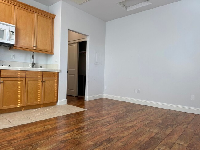 Building Photo - Bright Upstairs Studio with AC!