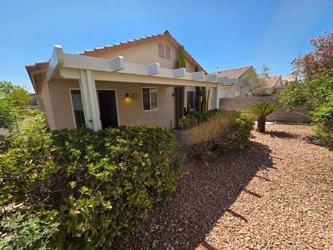 Building Photo - Cozy 3 Bedroom Single Story Home with a Den