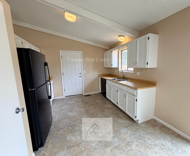 Building Photo - 6156 Del Paz Dr