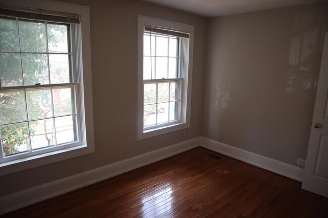 Building Photo - 1124 C St NE